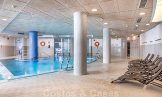 Appartement moderne avec jardin à vendre dans un complexe de plage de première ligne avec piscine privée entre Marbella et Estepona 25666 