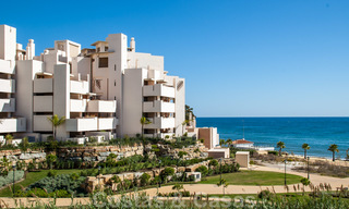 Appartement moderne avec jardin à vendre dans un complexe de plage de première ligne avec piscine privée entre Marbella et Estepona 25671 