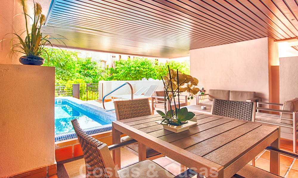 Appartement moderne à vendre dans un complexe de plage de première ligne avec piscine privée entre Marbella et Estepona. Énorme baisse de prix! 25679