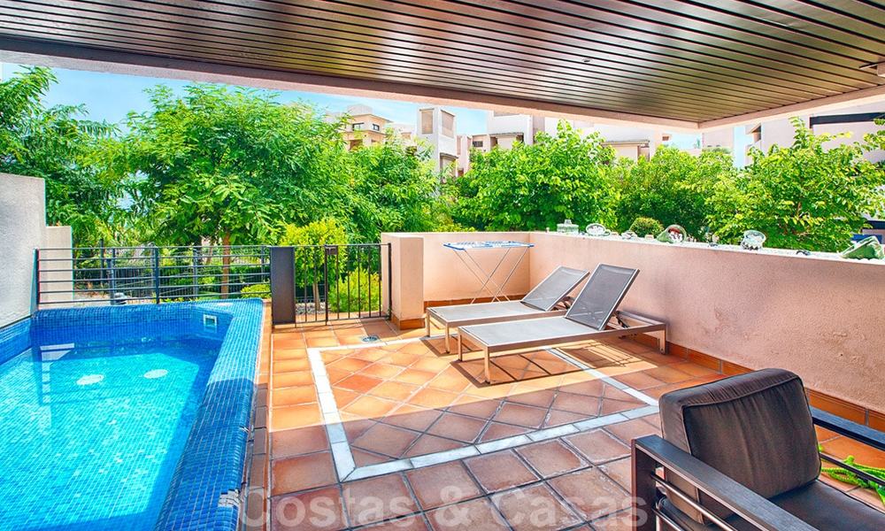 Appartement moderne à vendre dans un complexe de plage de première ligne avec piscine privée entre Marbella et Estepona. Énorme baisse de prix! 25680