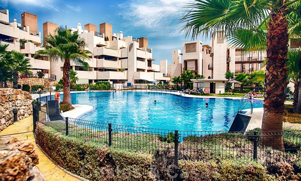 Appartement moderne à vendre dans un complexe de plage de première ligne avec piscine privée entre Marbella et Estepona. Énorme baisse de prix! 25689
