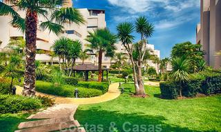 Appartement moderne à vendre dans un complexe de plage de première ligne avec piscine privée entre Marbella et Estepona. Énorme baisse de prix! 25690 