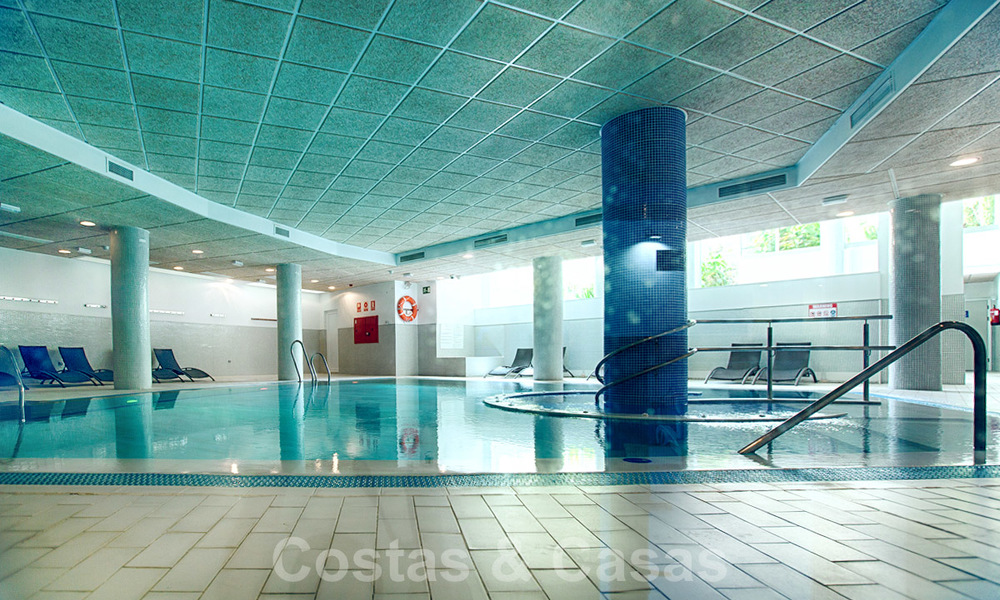 Appartement moderne à vendre dans un complexe de plage de première ligne avec piscine privée entre Marbella et Estepona. Énorme baisse de prix! 25691