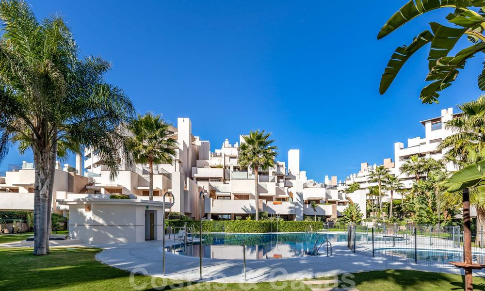 Appartement moderne à vendre dans un complexe de plage de première ligne avec piscine privée entre Marbella et Estepona. Énorme baisse de prix! 25696