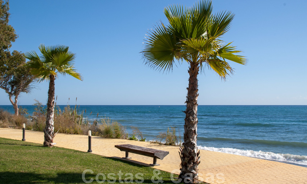 Appartement moderne à vendre dans un complexe de plage de première ligne avec piscine privée entre Marbella et Estepona. Énorme baisse de prix! 25702