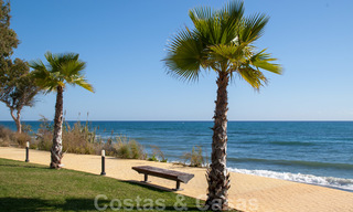 Appartement moderne à vendre dans un complexe de plage de première ligne avec piscine privée entre Marbella et Estepona. Énorme baisse de prix! 25702 