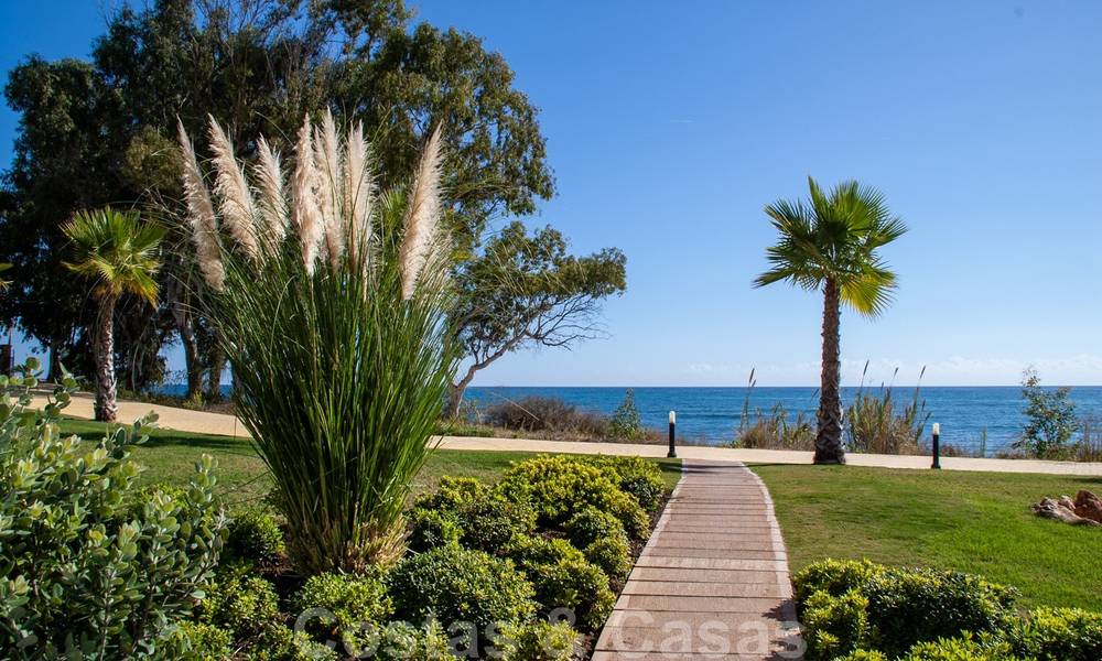 Appartement moderne à vendre dans un complexe de plage de première ligne avec piscine privée entre Marbella et Estepona. Énorme baisse de prix! 25703