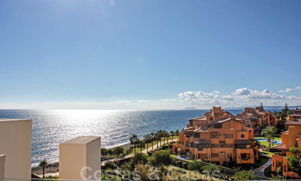 Penthouse moderne à vendre dans un complexe de plage de première ligne avec piscine privée et vue panoramique, entre Marbella et Estepona 25706