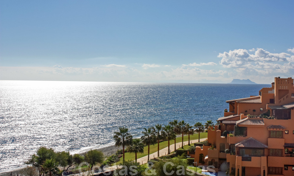 Penthouse moderne à vendre dans un complexe de plage de première ligne avec piscine privée et vue panoramique, entre Marbella et Estepona 25708