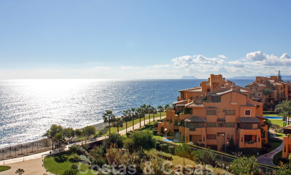 Penthouse moderne à vendre dans un complexe de plage de première ligne avec piscine privée et vue panoramique, entre Marbella et Estepona 25709