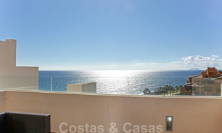 Penthouse moderne à vendre dans un complexe de plage de première ligne avec piscine privée et vue panoramique, entre Marbella et Estepona 25713 
