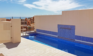 Penthouse moderne à vendre dans un complexe de plage de première ligne avec piscine privée et vue panoramique, entre Marbella et Estepona 25719 
