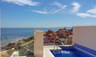 Penthouse moderne à vendre dans un complexe de plage de première ligne avec piscine privée et vue panoramique, entre Marbella et Estepona 25720 