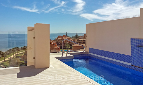 Penthouse moderne à vendre dans un complexe de plage de première ligne avec piscine privée et vue panoramique, entre Marbella et Estepona 25721
