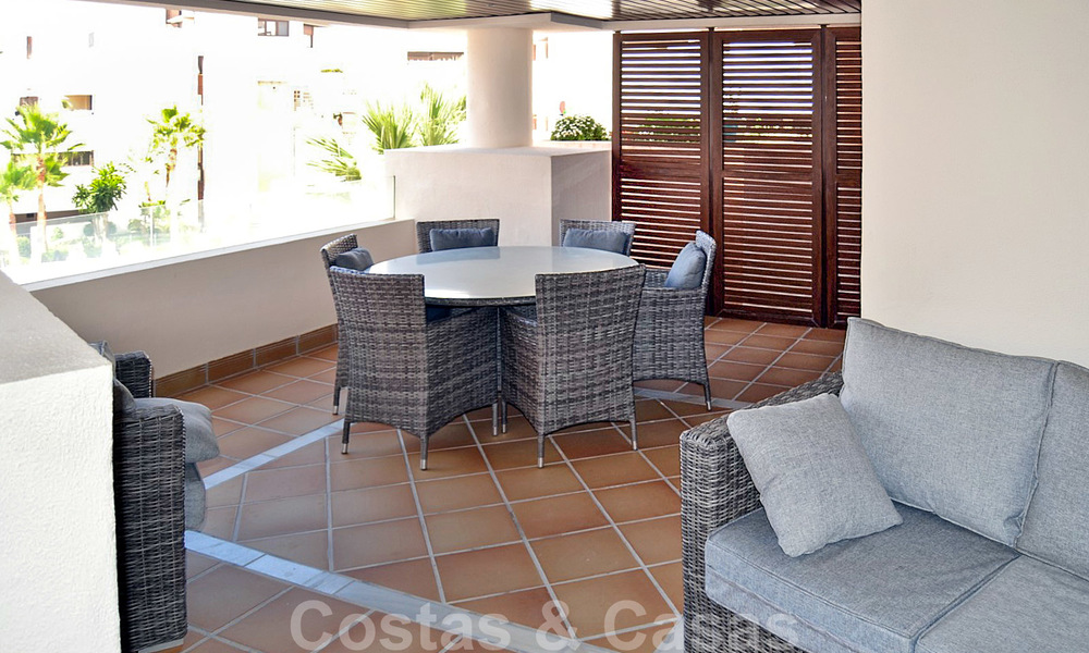 Appartement moderne à vendre dans un complexe de première ligne de plage avec vue sur la mer, entre Marbella et Estepona 25724