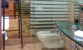 Appartement moderne à vendre dans un complexe de première ligne de plage avec vue sur la mer, entre Marbella et Estepona 25727 