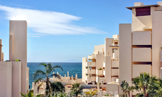 Appartement moderne à vendre dans un complexe de première ligne de plage avec vue sur la mer, entre Marbella et Estepona 25728 