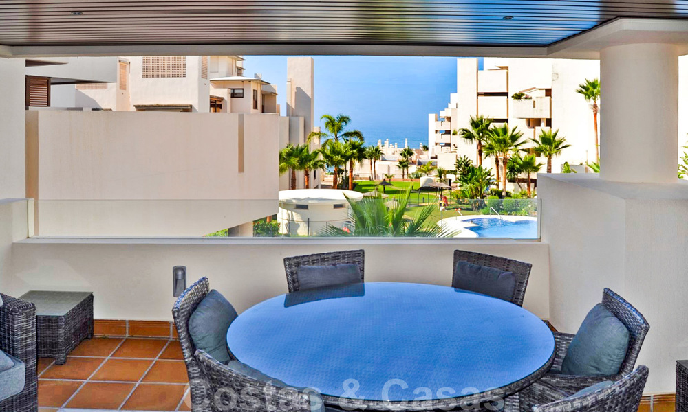 Appartement moderne à vendre dans un complexe de première ligne de plage avec vue sur la mer, entre Marbella et Estepona 25735