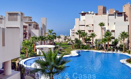 Appartement moderne à vendre dans un complexe de première ligne de plage avec vue sur la mer, entre Marbella et Estepona 25736