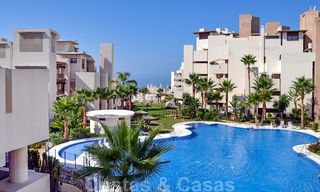 Appartement moderne à vendre dans un complexe de première ligne de plage avec vue sur la mer, entre Marbella et Estepona 25736 