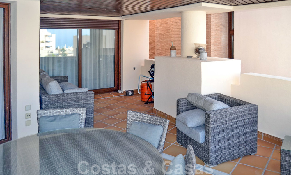 Appartement moderne à vendre dans un complexe de première ligne de plage avec vue sur la mer, entre Marbella et Estepona 25738