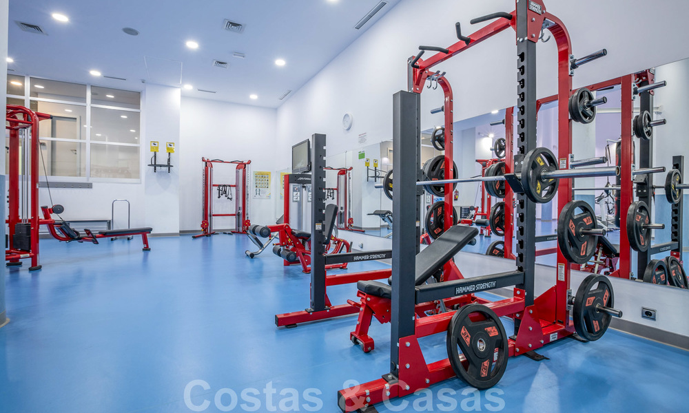 Appartement moderne à vendre dans un complexe de première ligne de plage avec vue sur la mer, entre Marbella et Estepona 25740