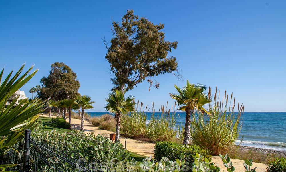 Appartement moderne à vendre dans un complexe de première ligne de plage avec vue sur la mer, entre Marbella et Estepona 25743
