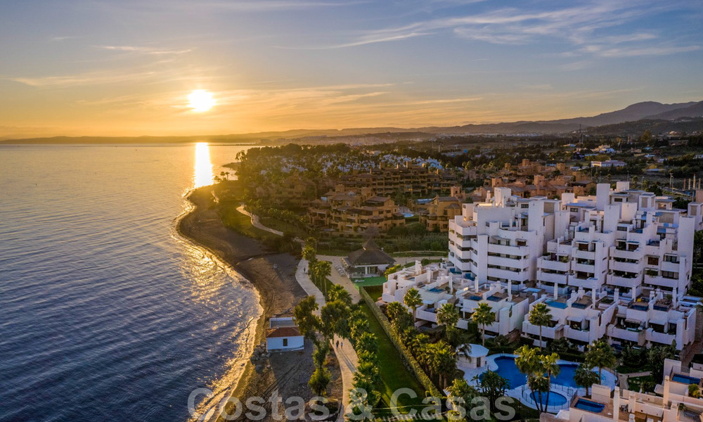 Appartement moderne à vendre dans un complexe de première ligne de plage avec vue sur la mer, entre Marbella et Estepona 25747