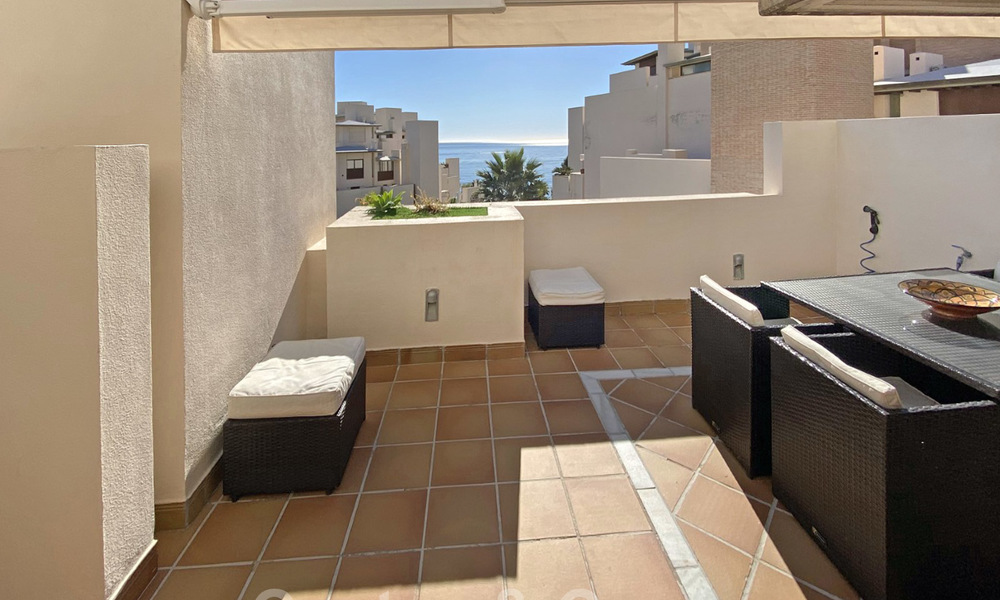 Penthouse moderne à vendre dans un complexe de première ligne de plage avec piscine privée et vue sur la mer, entre Marbella et Estepona 25762
