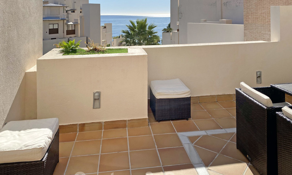 Penthouse moderne à vendre dans un complexe de première ligne de plage avec piscine privée et vue sur la mer, entre Marbella et Estepona 25763