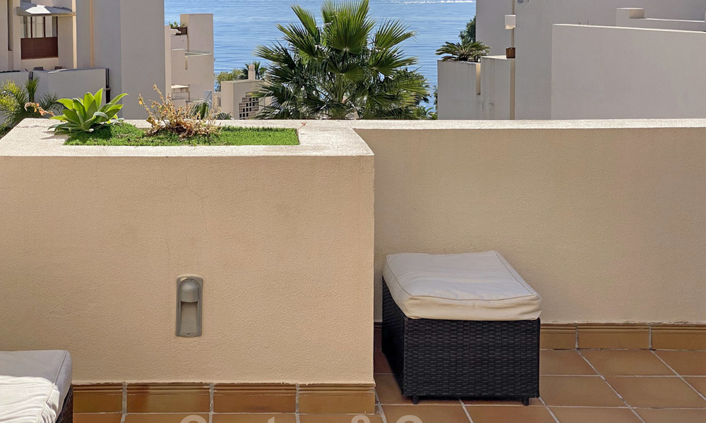 Penthouse moderne à vendre dans un complexe de première ligne de plage avec piscine privée et vue sur la mer, entre Marbella et Estepona 25765