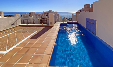 Penthouse moderne à vendre dans un complexe de première ligne de plage avec piscine privée et vue sur la mer, entre Marbella et Estepona 25768
