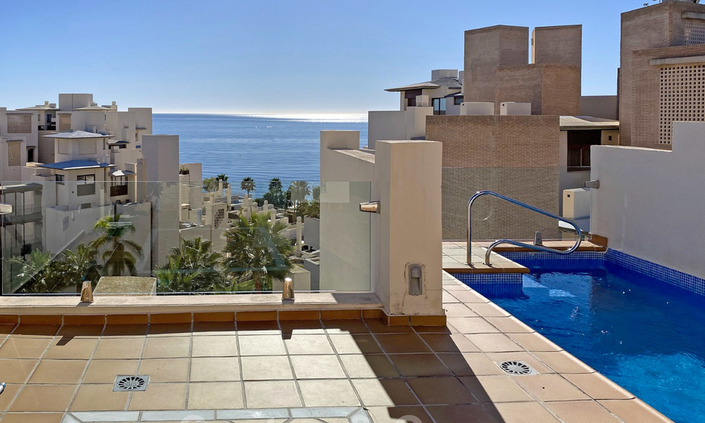 Penthouse moderne à vendre dans un complexe de première ligne de plage avec piscine privée et vue sur la mer, entre Marbella et Estepona 25769