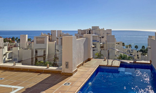 Penthouse moderne à vendre dans un complexe de première ligne de plage avec piscine privée et vue sur la mer, entre Marbella et Estepona 25770 