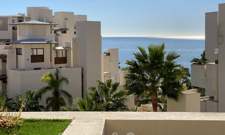 Penthouse moderne à vendre dans un complexe de première ligne de plage avec piscine privée et vue sur la mer, entre Marbella et Estepona 25773 
