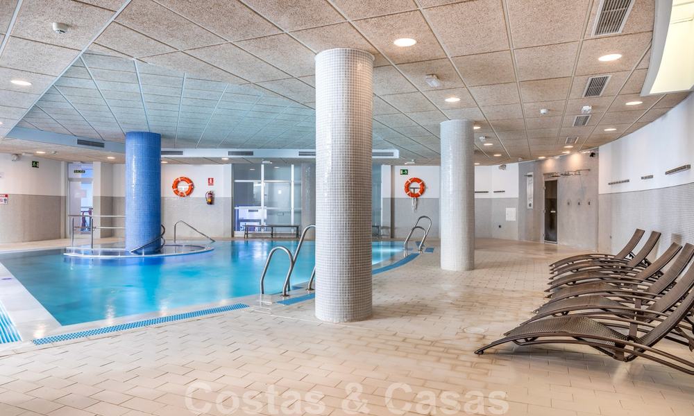 Penthouse moderne à vendre dans un complexe de première ligne de plage avec piscine privée et vue sur la mer, entre Marbella et Estepona 25779