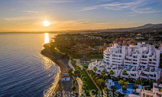 Penthouse moderne à vendre dans un complexe de première ligne de plage avec piscine privée et vue sur la mer, entre Marbella et Estepona 25786 