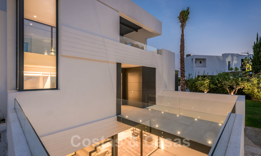 Nouvelle villa contemporaine de luxe impressionnante à vendre avec vue imprenable sur le golf et la mer à Marbella - Benahavis 25787