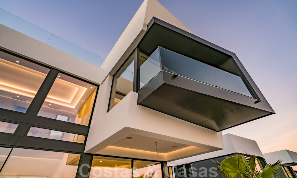 Nouvelle villa contemporaine de luxe impressionnante à vendre avec vue imprenable sur le golf et la mer à Marbella - Benahavis 25789
