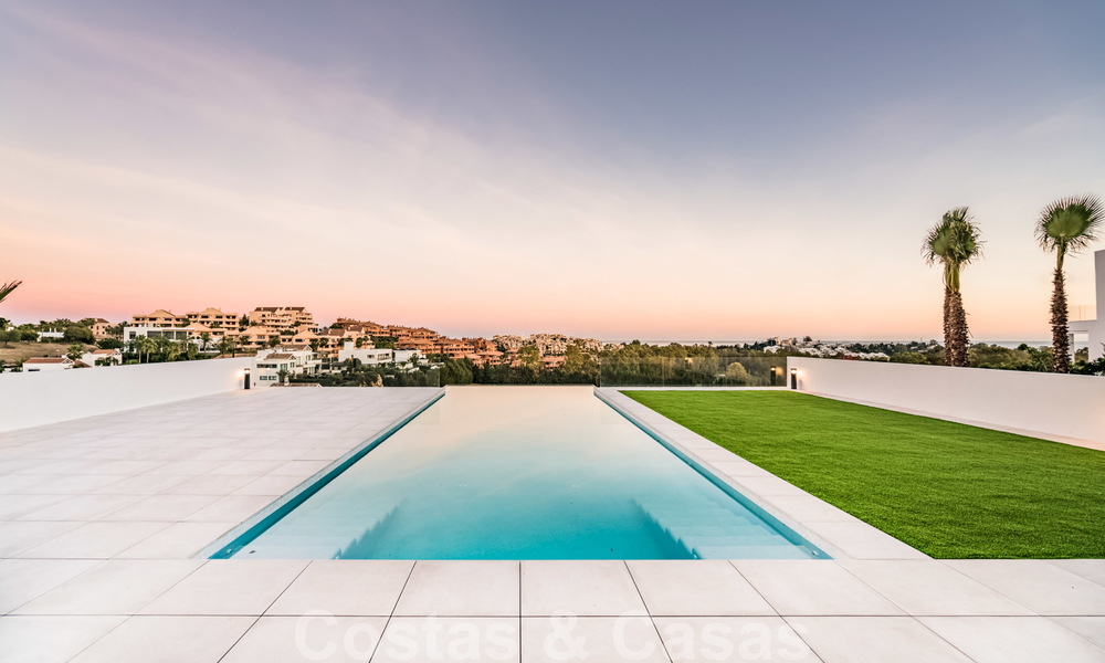 Nouvelle villa contemporaine de luxe impressionnante à vendre avec vue imprenable sur le golf et la mer à Marbella - Benahavis 25790
