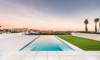 Nouvelle villa contemporaine de luxe impressionnante à vendre avec vue imprenable sur le golf et la mer à Marbella - Benahavis 25790 