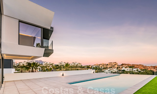 Nouvelle villa contemporaine de luxe impressionnante à vendre avec vue imprenable sur le golf et la mer à Marbella - Benahavis 25791 