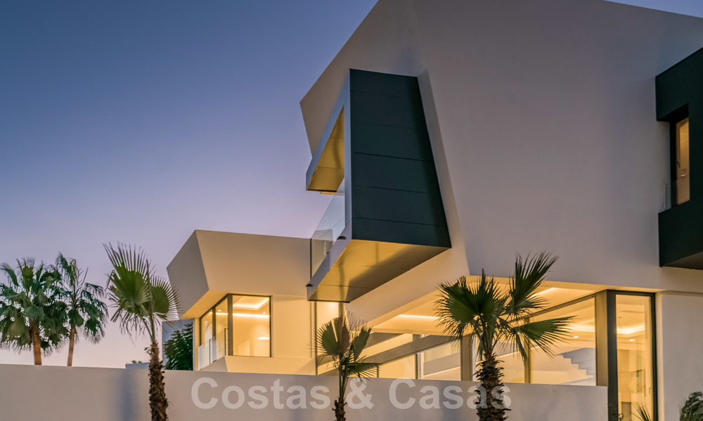 Nouvelle villa contemporaine de luxe impressionnante à vendre avec vue imprenable sur le golf et la mer à Marbella - Benahavis 25794