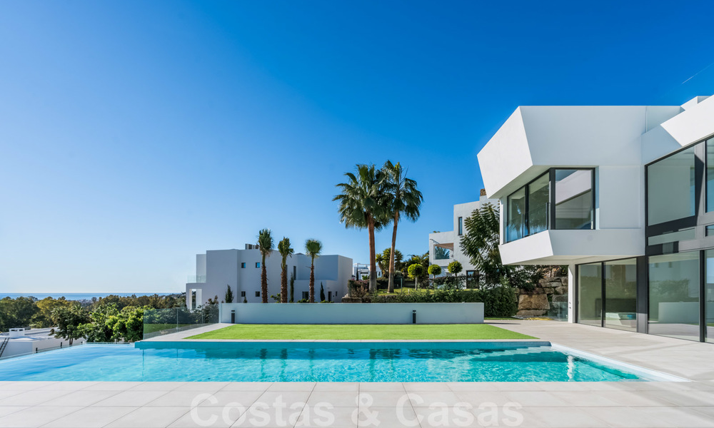 Nouvelle villa contemporaine de luxe impressionnante à vendre avec vue imprenable sur le golf et la mer à Marbella - Benahavis 25796