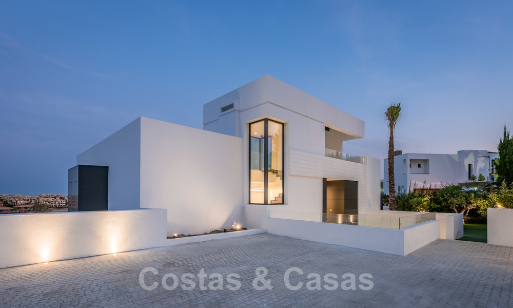 Nouvelle villa contemporaine de luxe impressionnante à vendre avec vue imprenable sur le golf et la mer à Marbella - Benahavis 25805