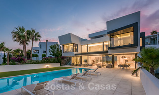 Nouvelle villa contemporaine de luxe impressionnante à vendre avec vue imprenable sur le golf et la mer à Marbella - Benahavis 25808 