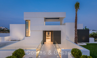Nouvelle villa contemporaine de luxe impressionnante à vendre avec vue imprenable sur le golf et la mer à Marbella - Benahavis 25811 