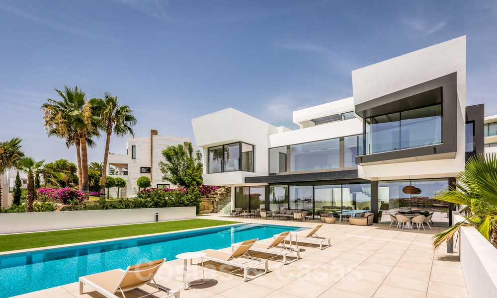 Nouvelle villa contemporaine de luxe impressionnante à vendre avec vue imprenable sur le golf et la mer à Marbella - Benahavis 25814