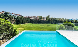 Prêt à emménager, nouvelle villa moderne de luxe à vendre, située directement sur le terrain de golf de Marbella - Benahavis 33917 