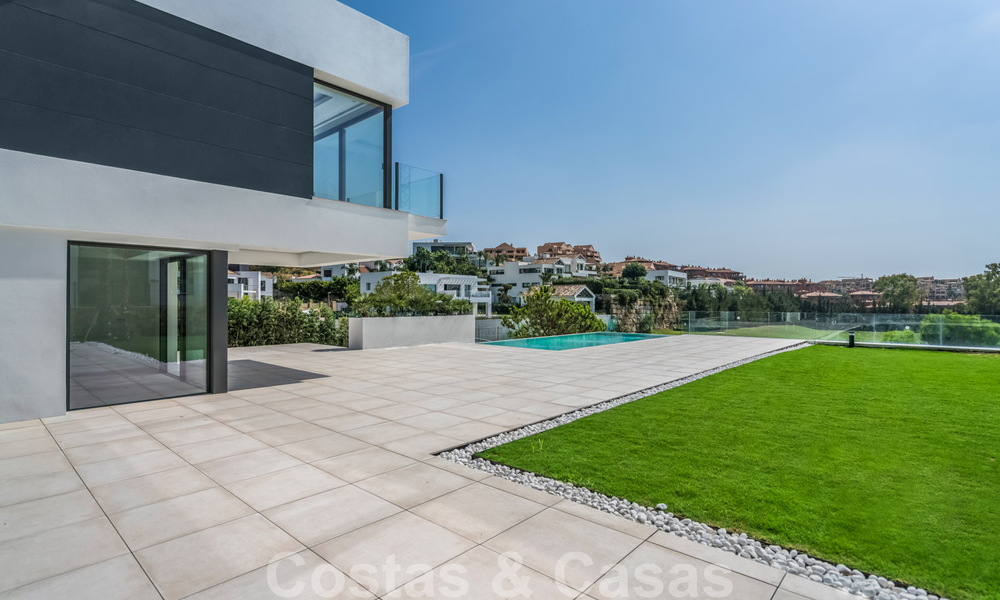 Prêt à emménager, nouvelle villa moderne de luxe à vendre, située directement sur le terrain de golf de Marbella - Benahavis 33919